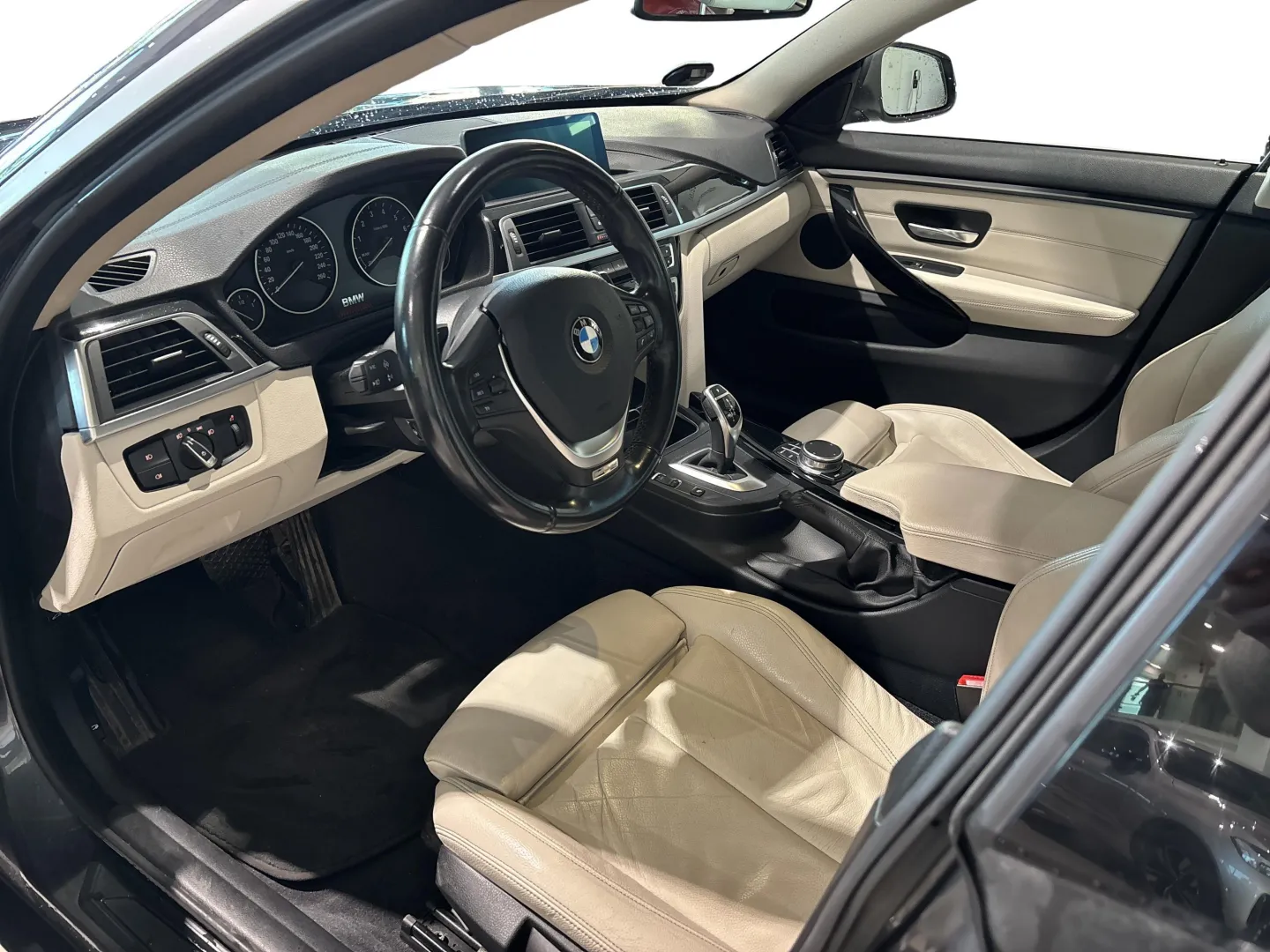 Autokuva 3 - CLA-513