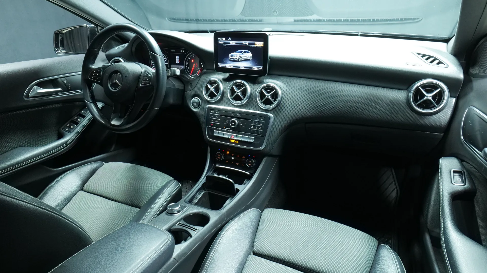 Autokuva 16 - CLL-419