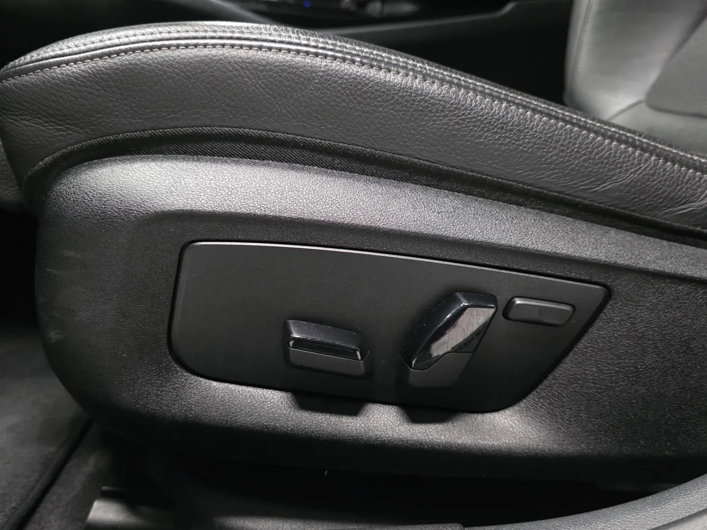 Autokuva 16 - COM-695