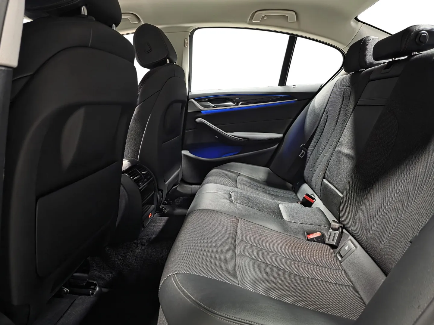 Autokuva 9 - COM-695