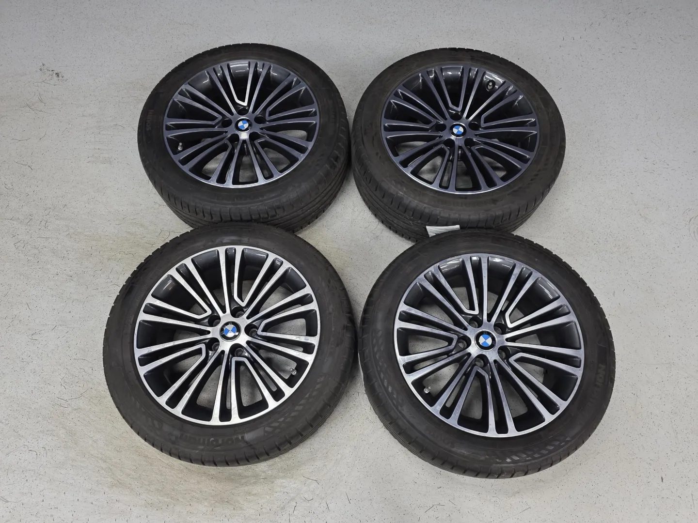 Autokuva 12 - COM-695