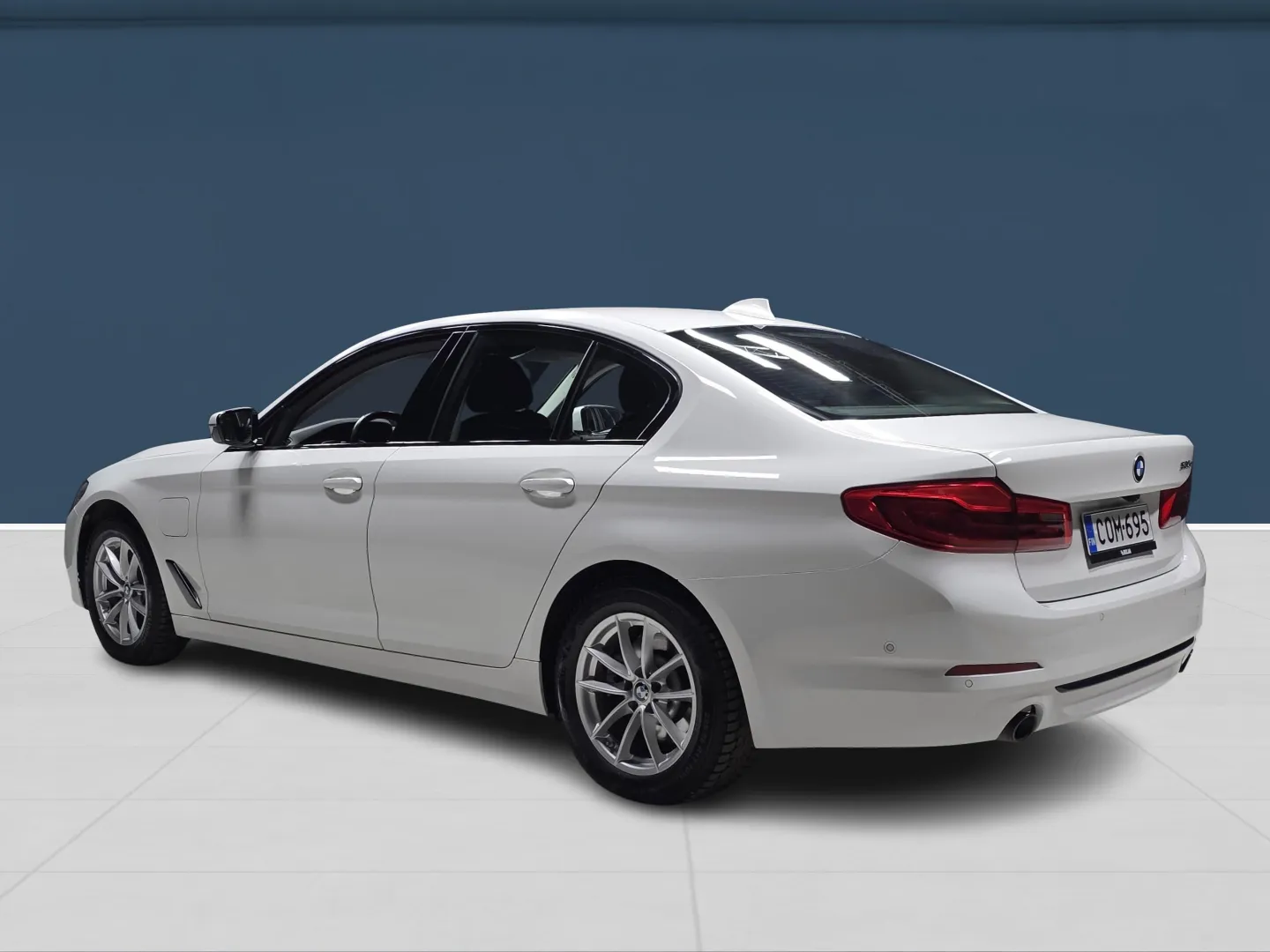 Autokuva 6 - COM-695