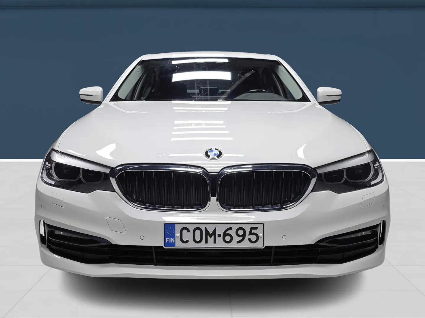 Autokuva 2 - COM-695