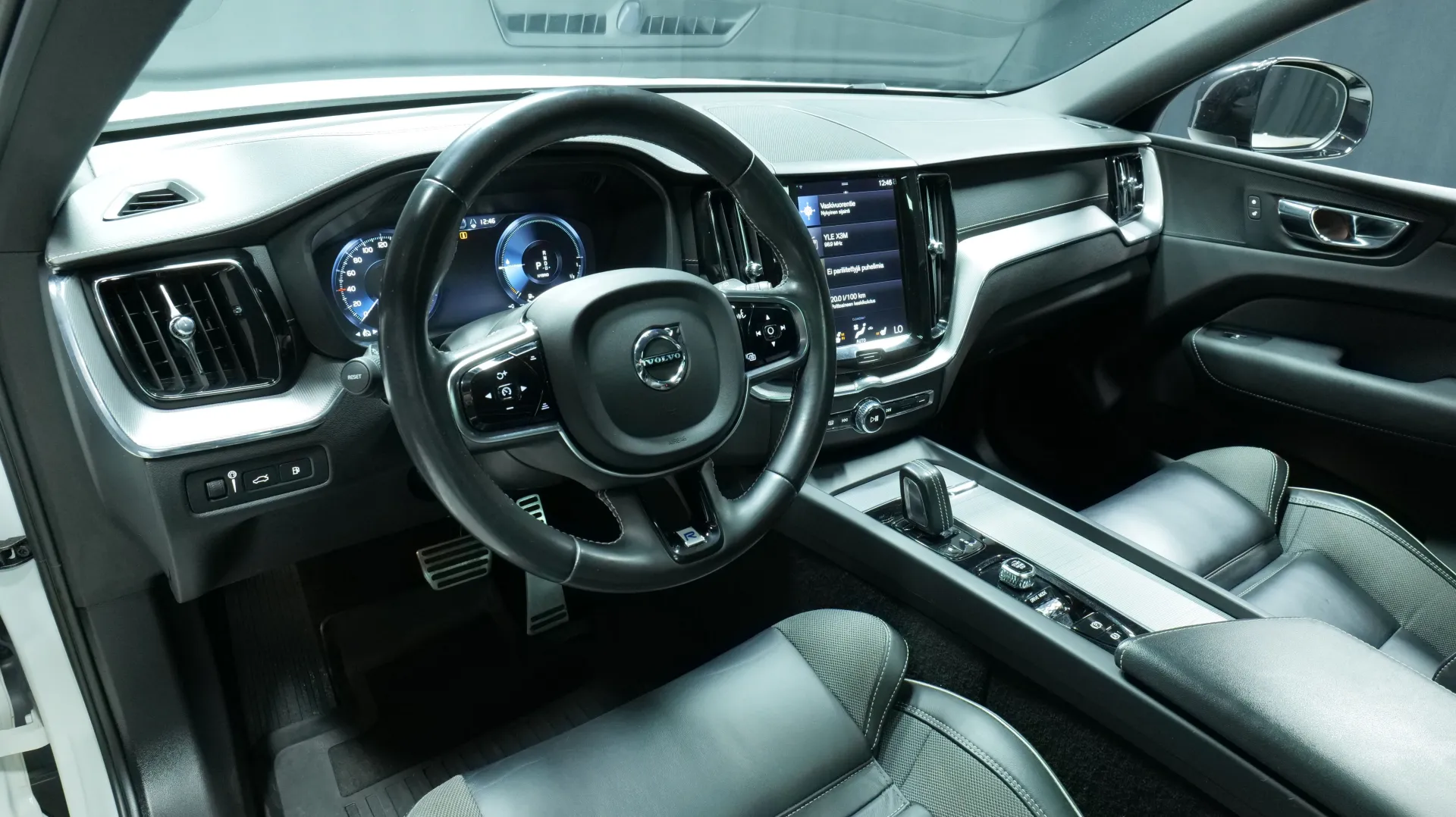 Autokuva 13 - ERN-933