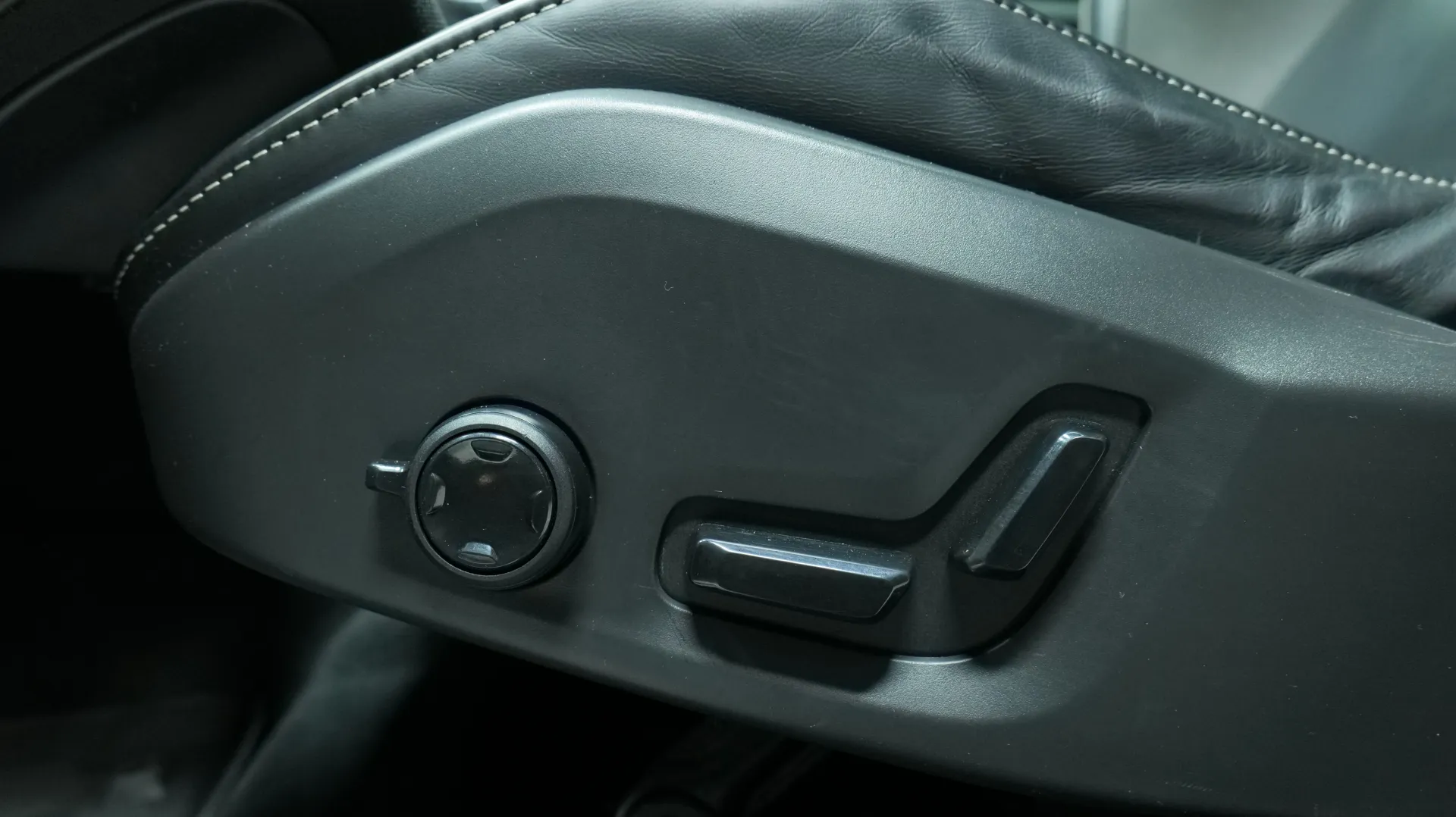 Autokuva 11 - ERN-933