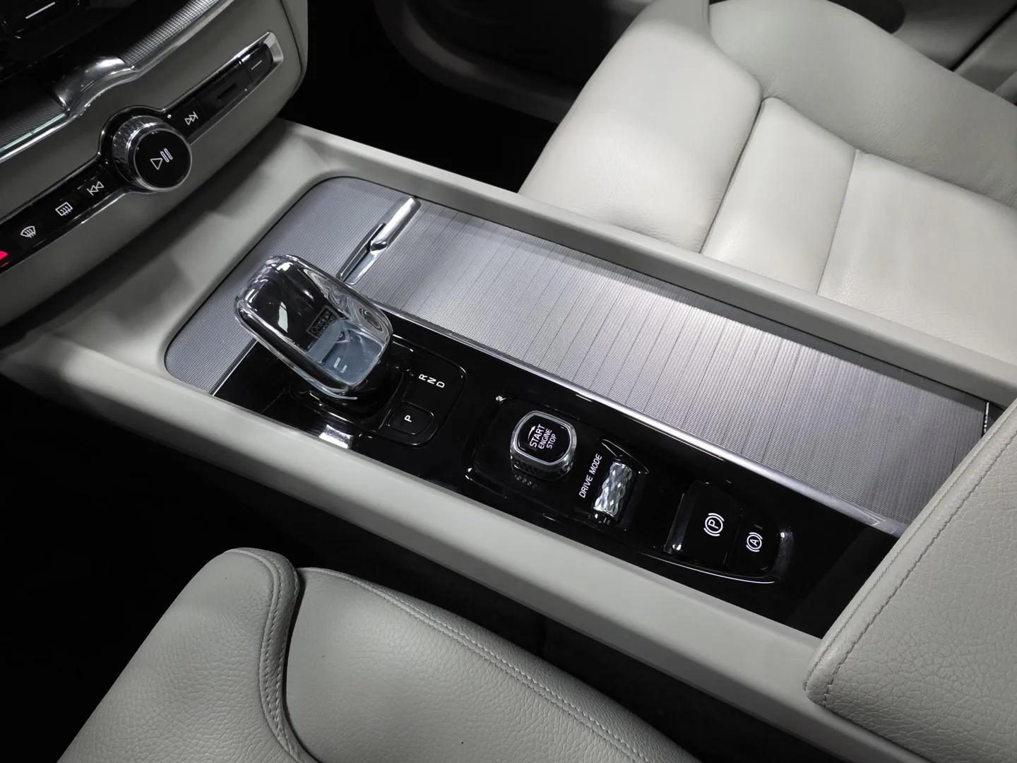 Autokuva 15 - ESR-664