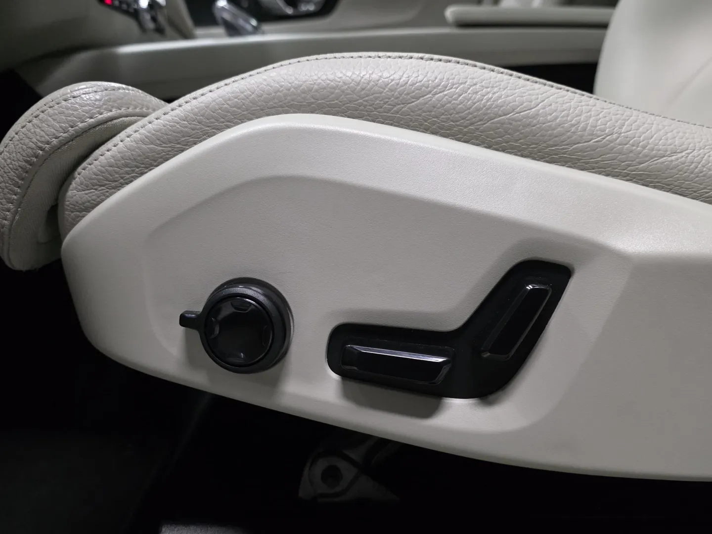 Autokuva 16 - ESR-664