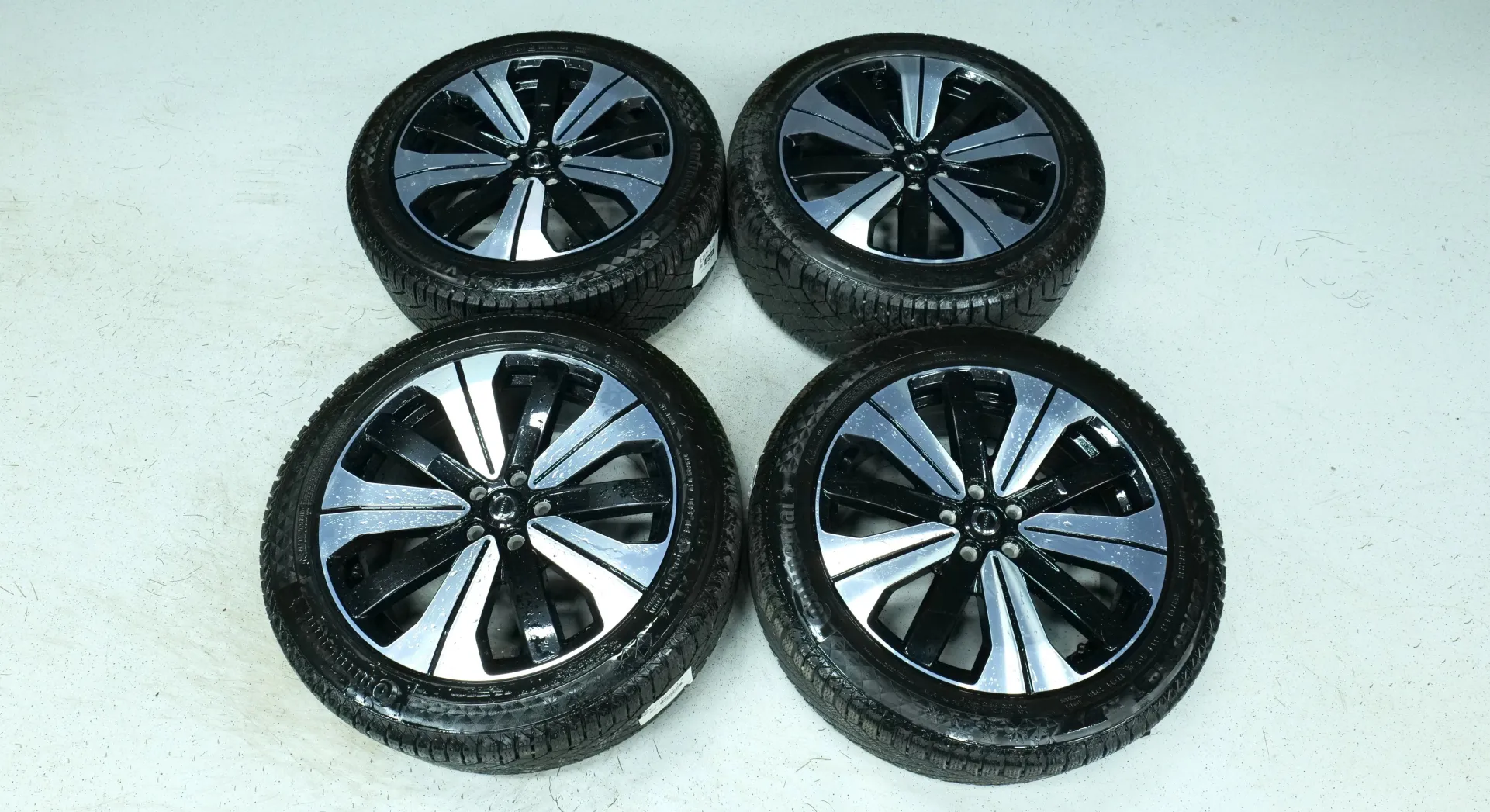 Autokuva 19 - EUN-147