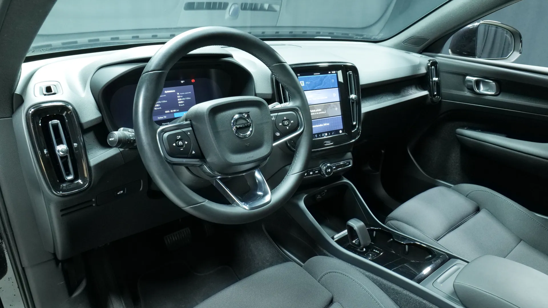 Autokuva 11 - EUN-147