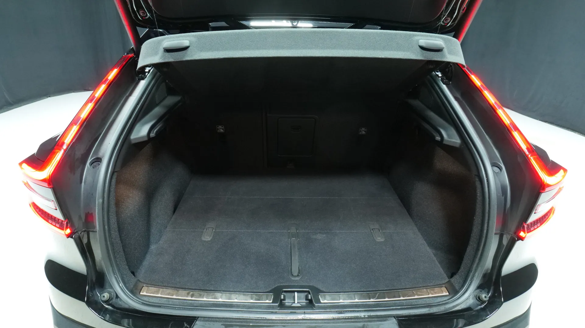 Autokuva 16 - EUN-147