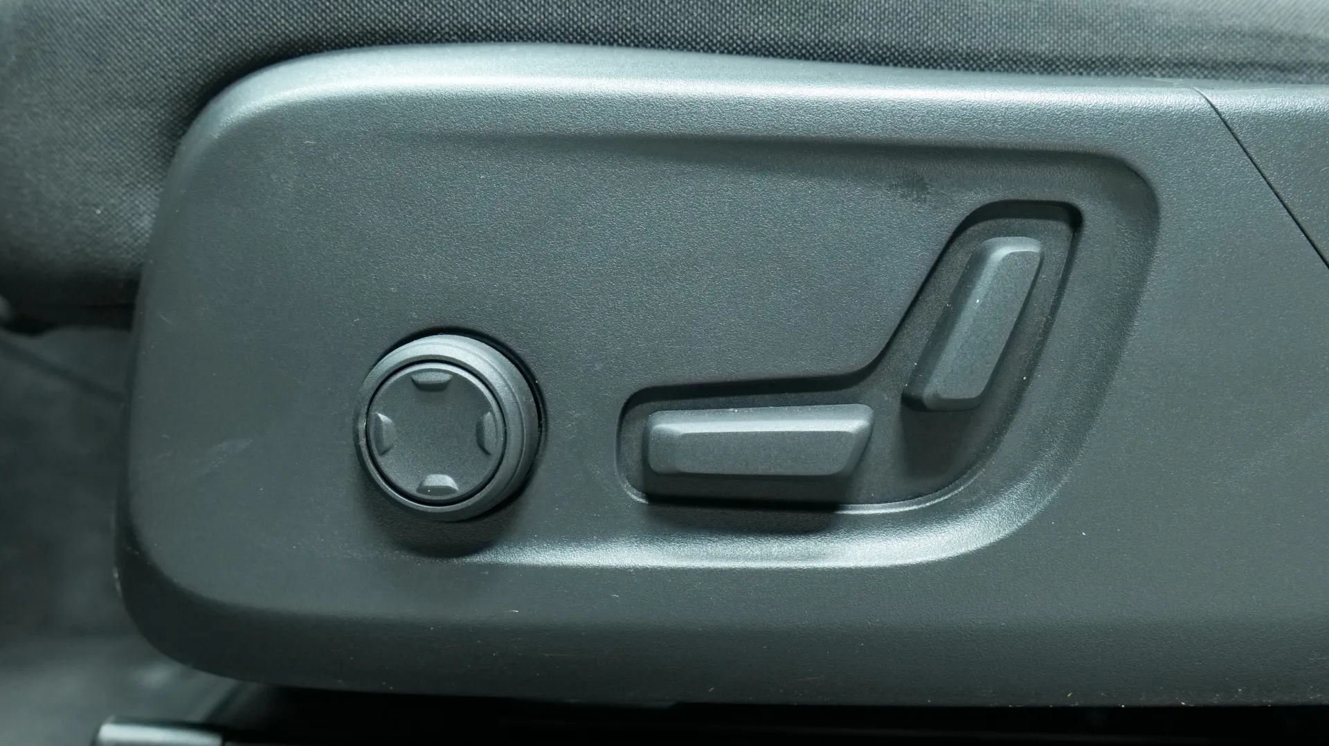 Autokuva 10 - EUN-147