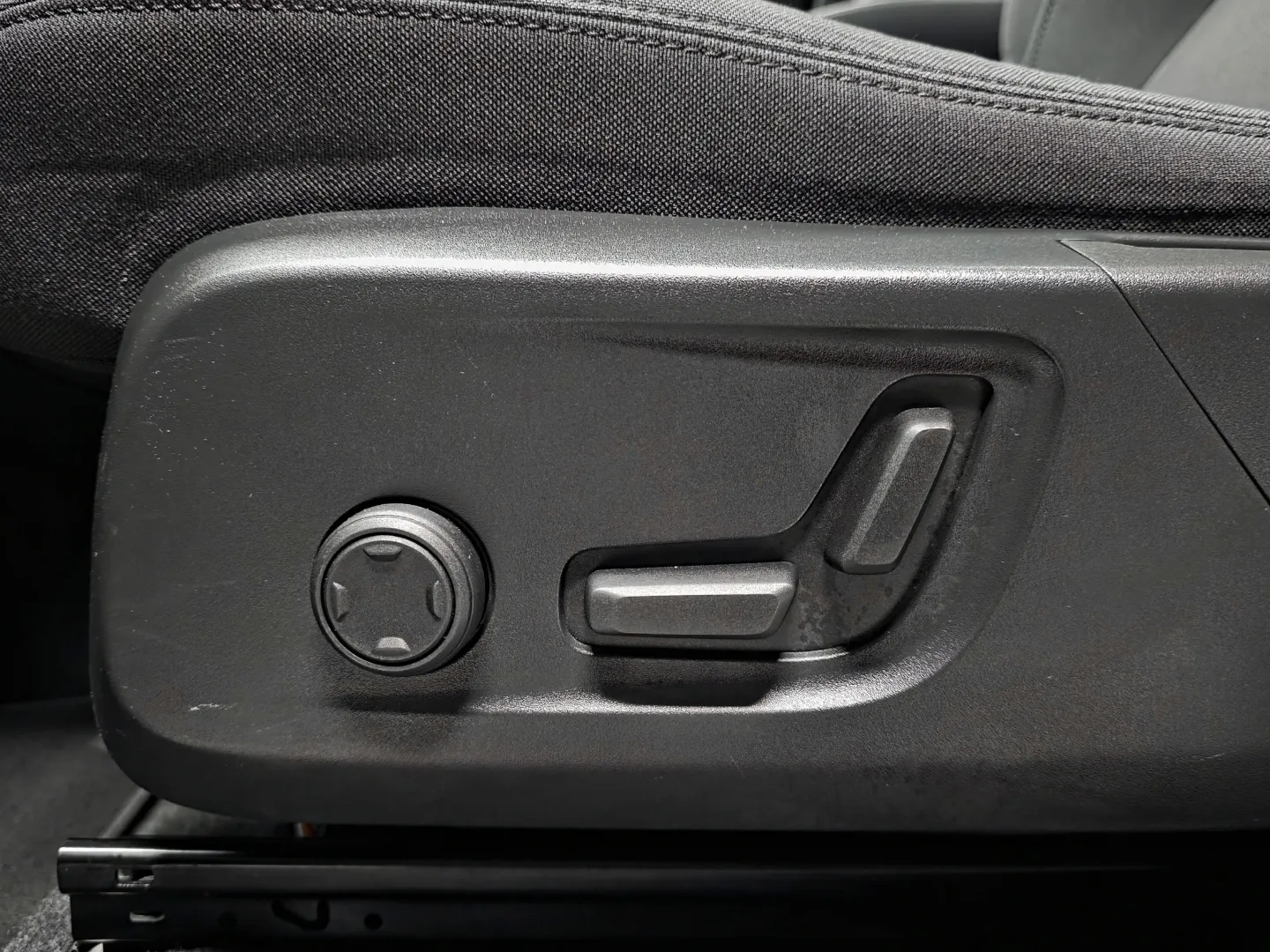 Autokuva 16 - EUP-219