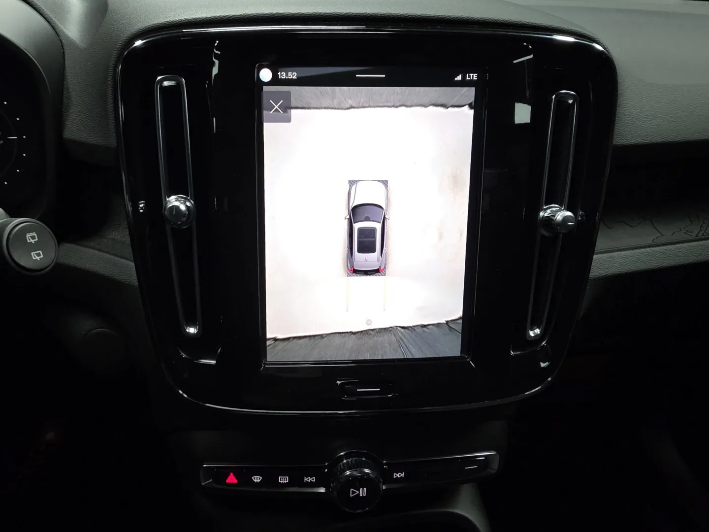 Autokuva 13 - EUP-219