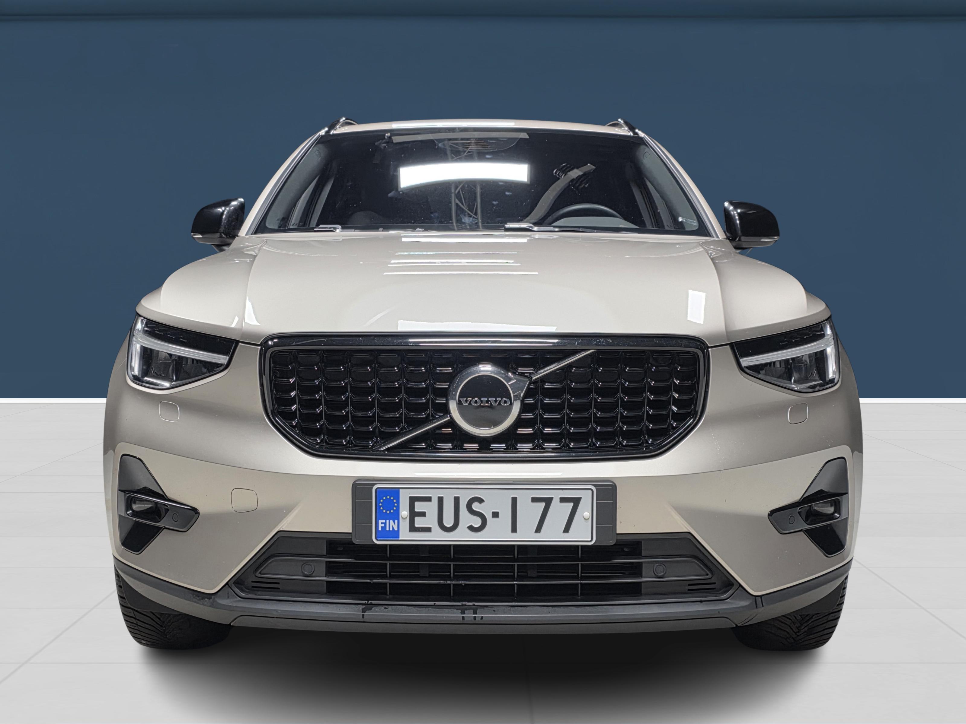 Volvo XC40 T4 TwE Plus Dark aut 2024, bild 2/20