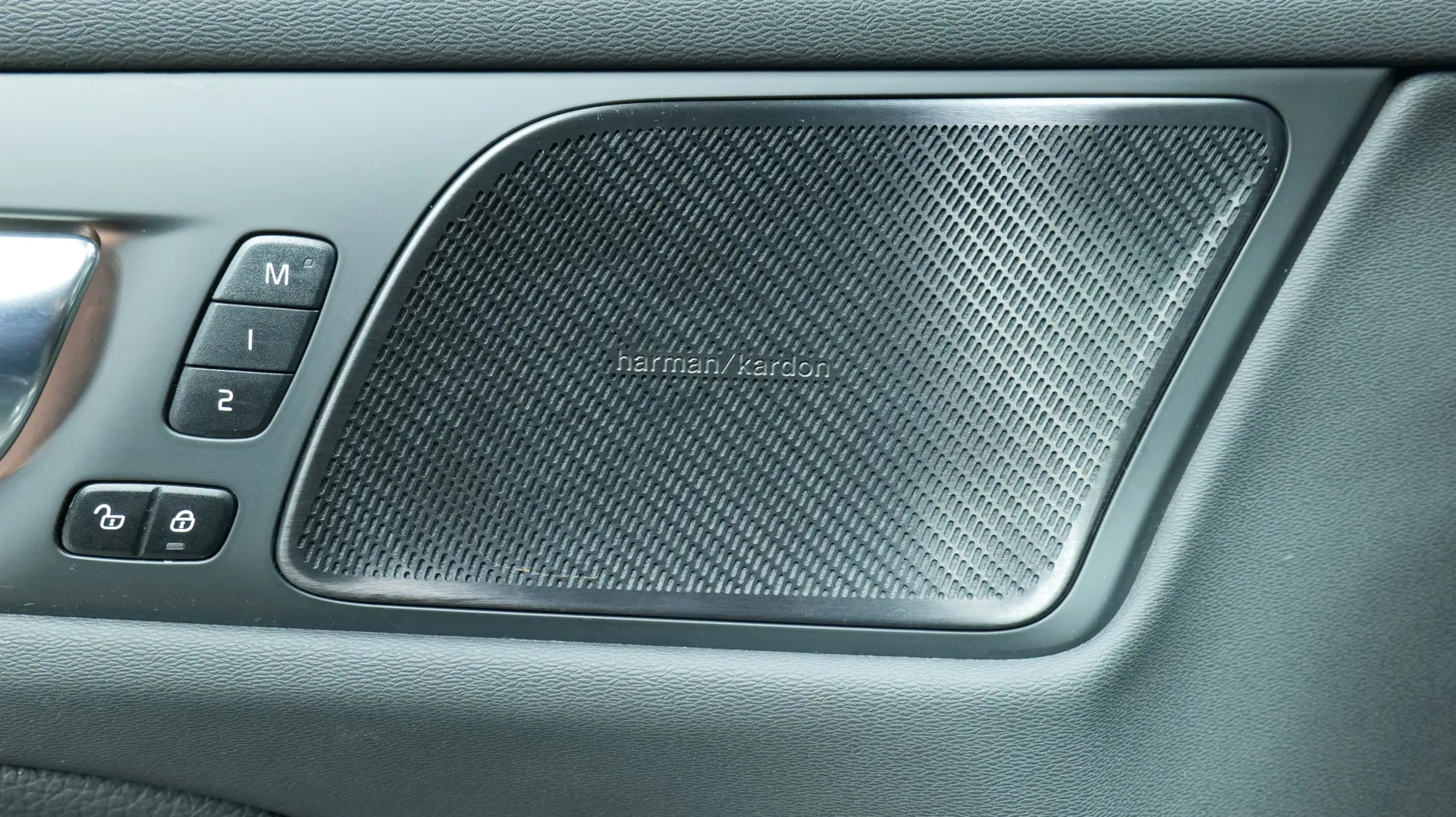 Autokuva 11 - FOO-375