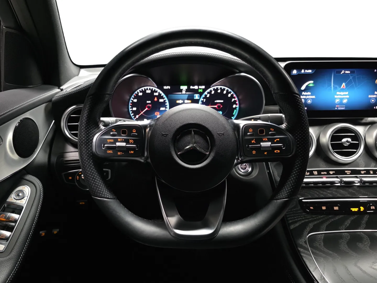 Autokuva 10 - FOO-611