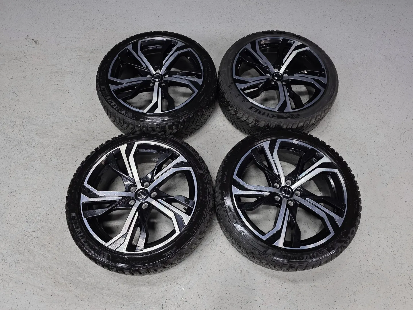 Autokuva 13 - FRY-104