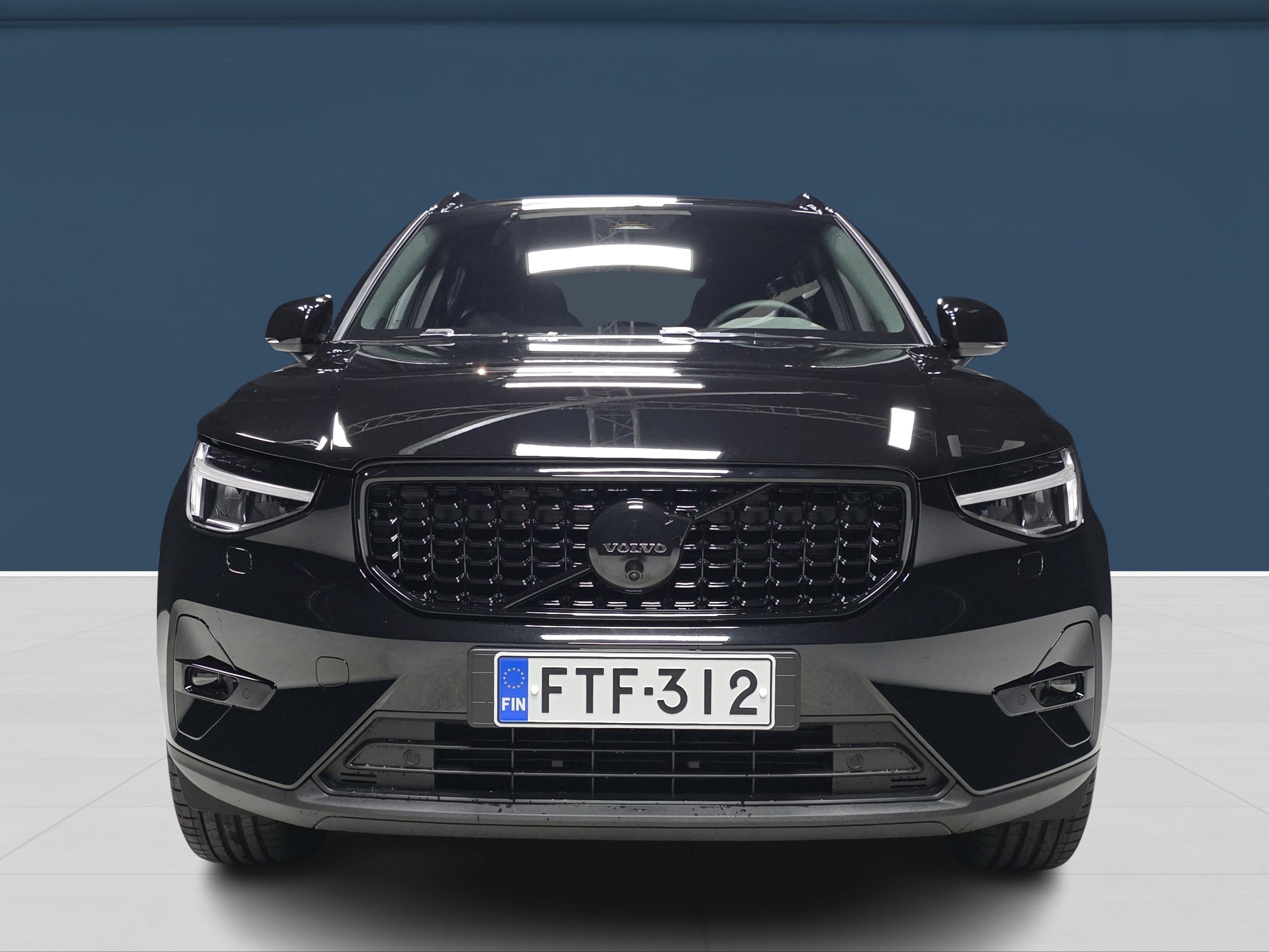 Volvo XC40 B3 MHEV Black Edition 2027, photo 2/17