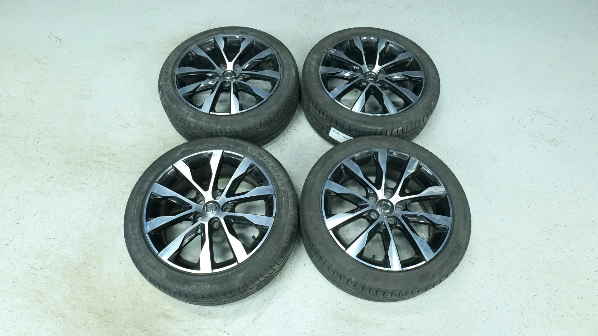 Autokuva 17 - GNL-463