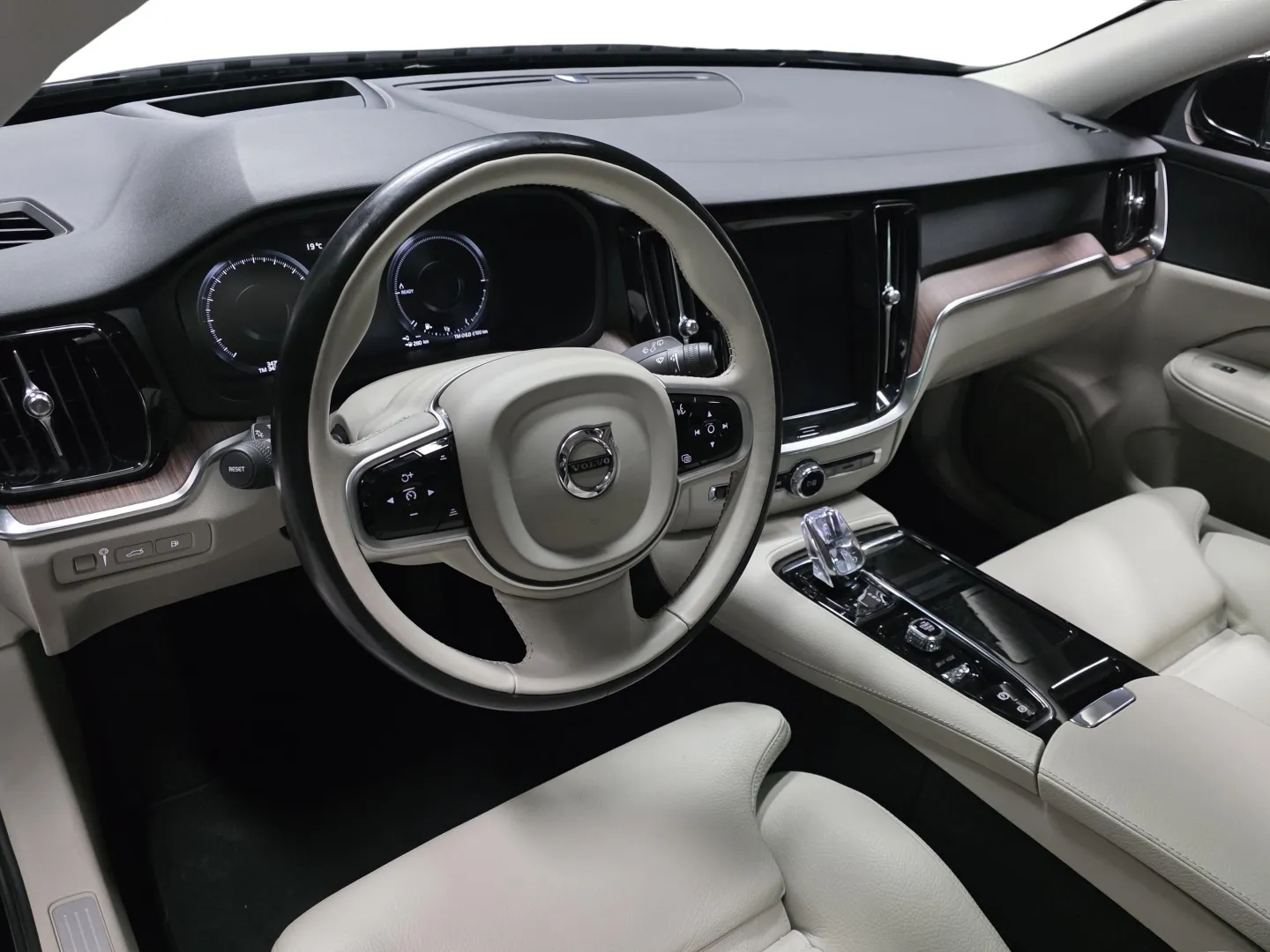 Autokuva 8 - GNS-248