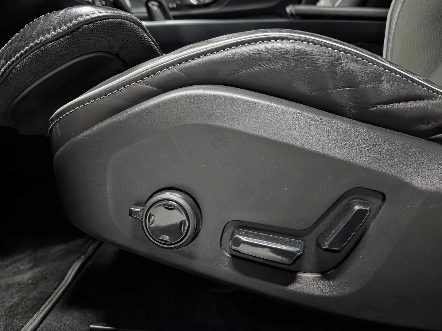 Autokuva 17 - GON-458