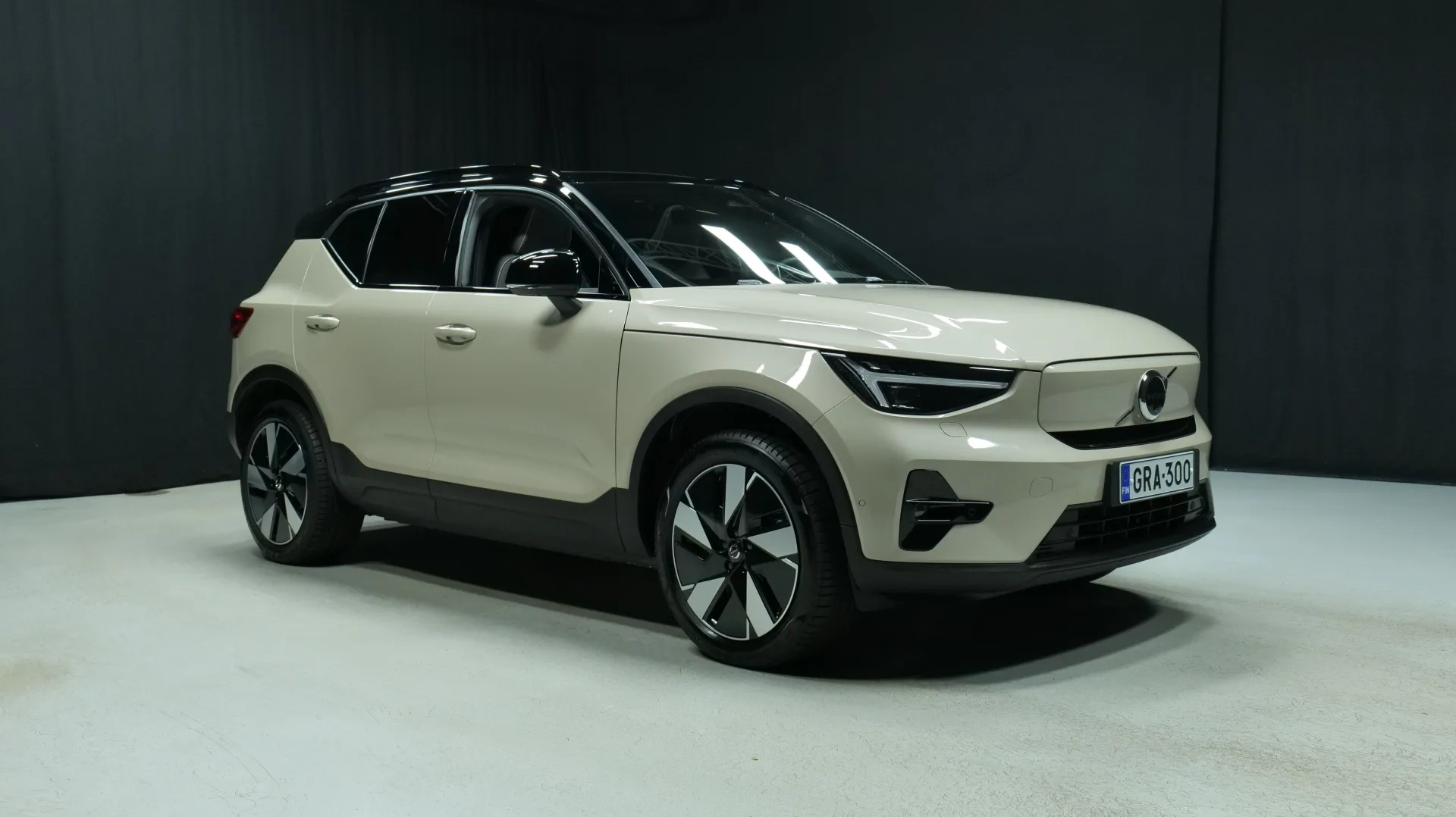 Autokuva 5 - GRA-300