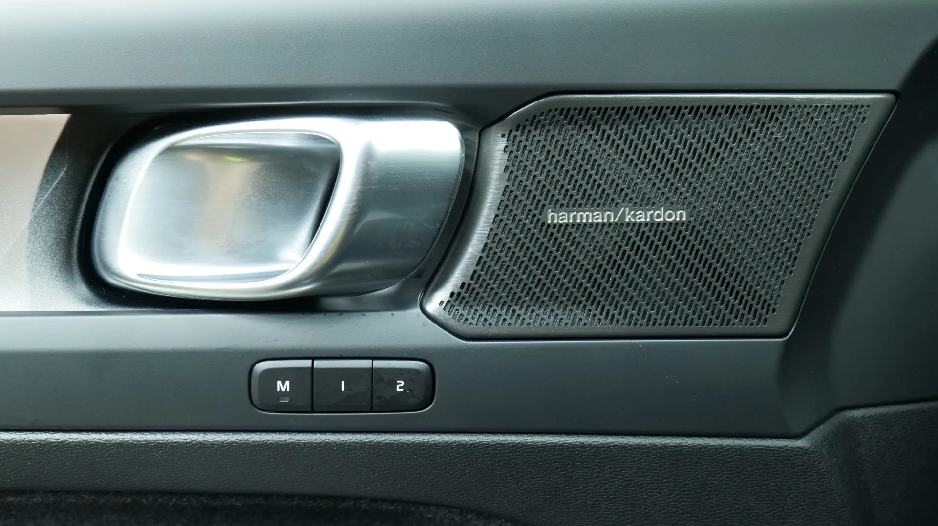 Autokuva 10 - GRA-300