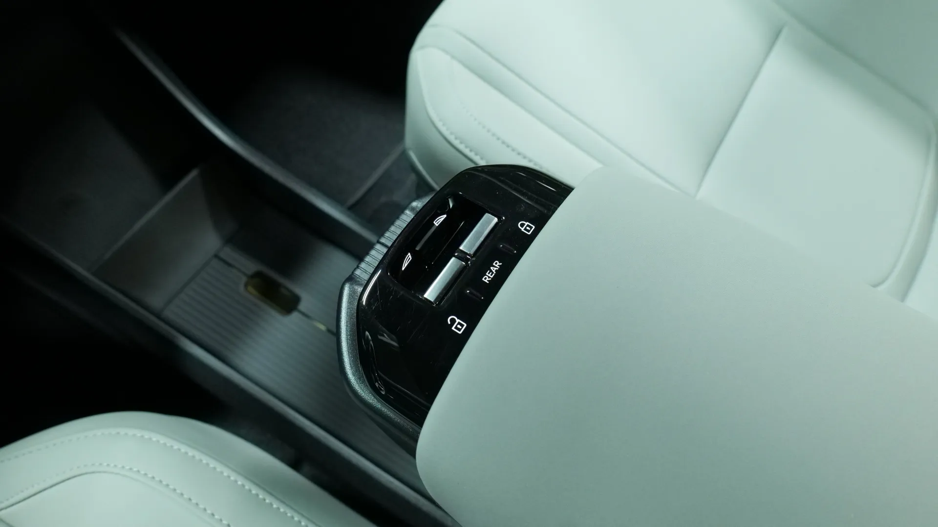 Autokuva 7 - GRA-307