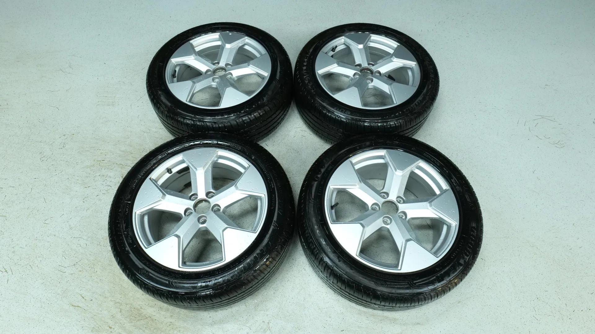 Autokuva 17 - GRA-307