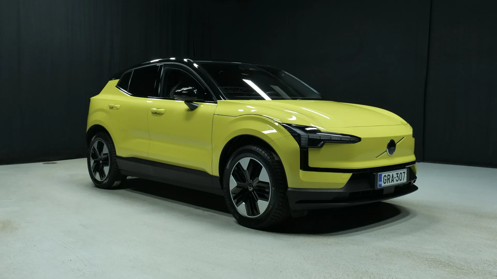 Autokuva 5 - GRA-307