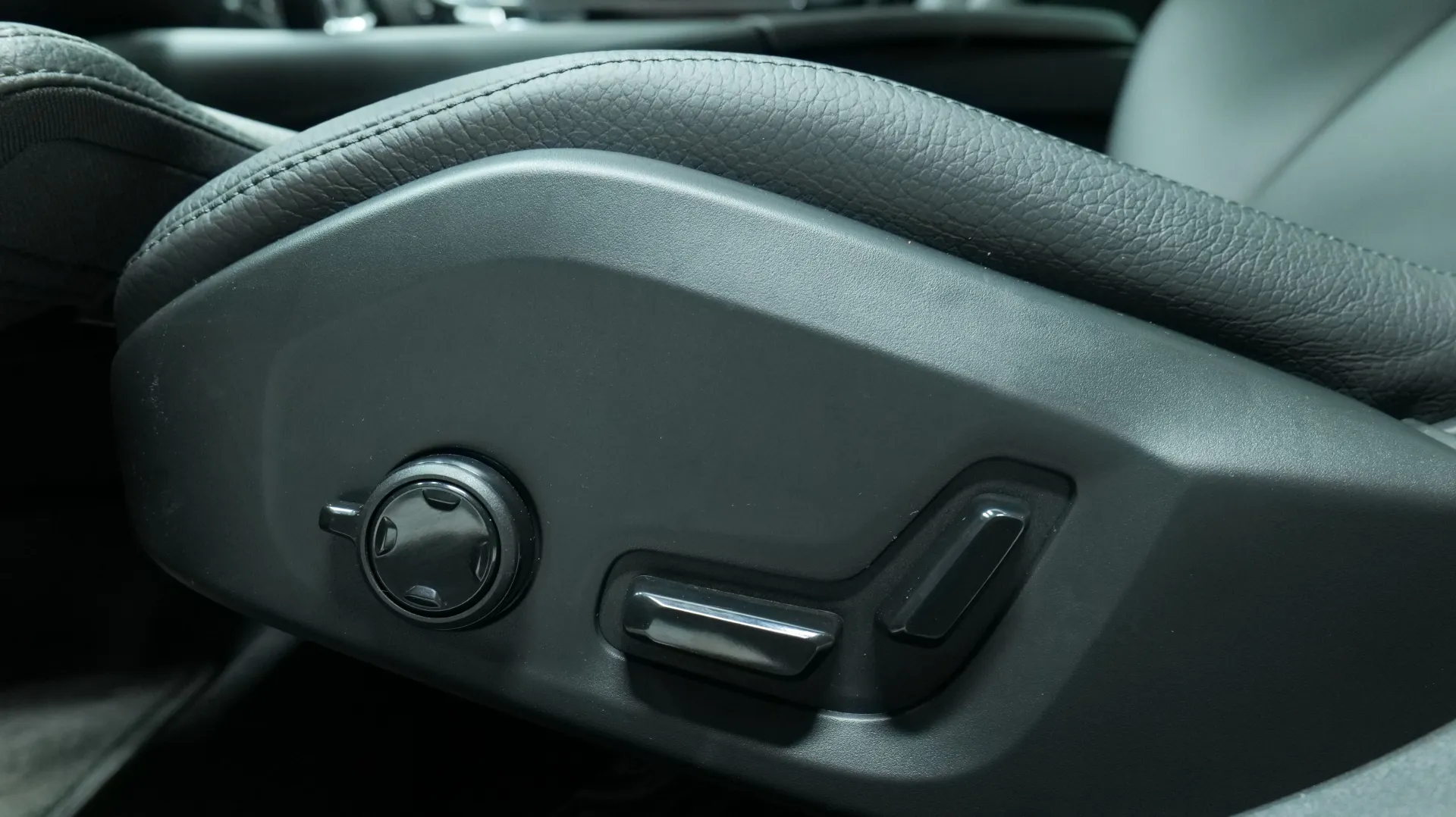 Autokuva 11 - GRA-313