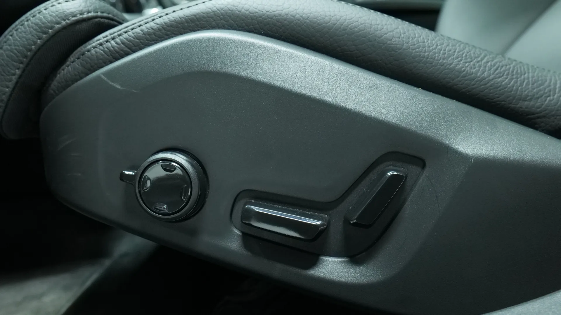 Autokuva 11 - GRA-730