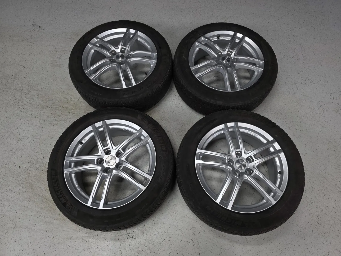 Autokuva 12 - GRC-889