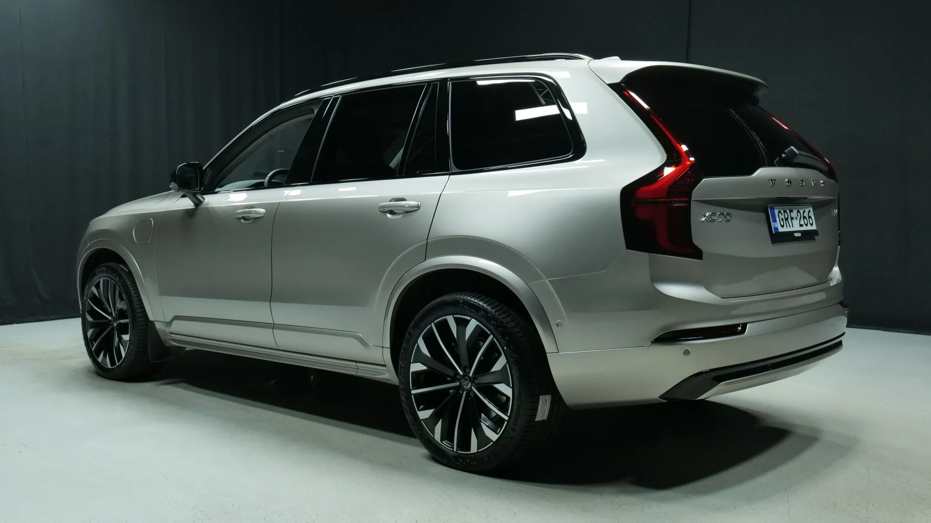 Autokuva 2 - GRF-266