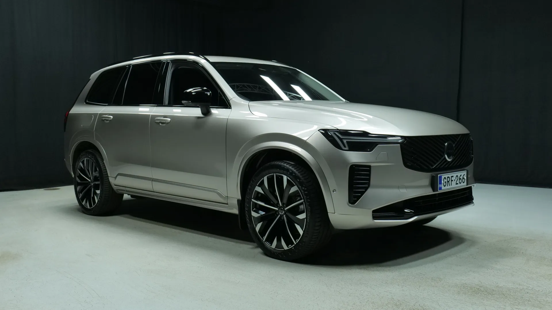 Autokuva 5 - GRF-266