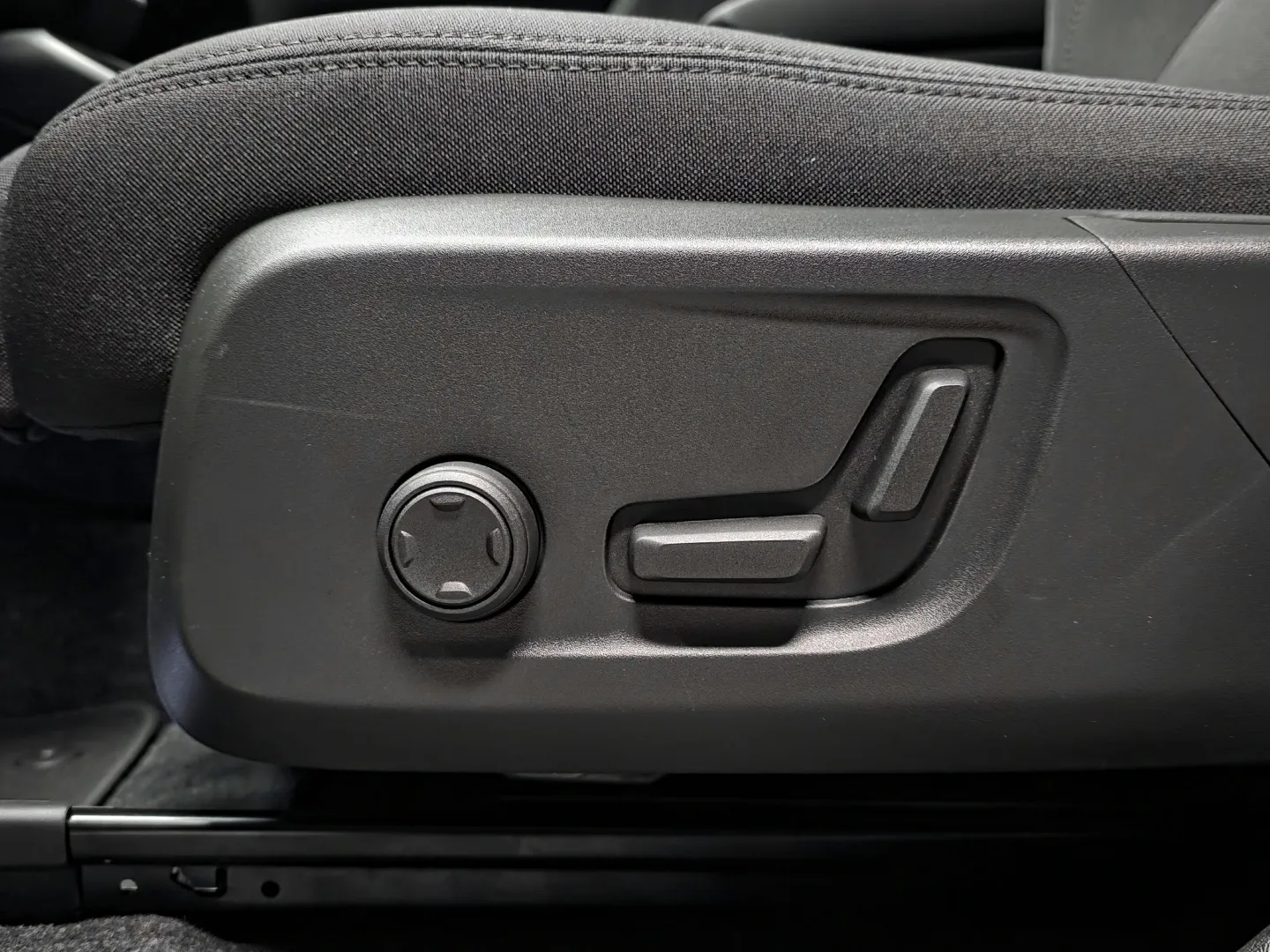 Autokuva 15 - GRI-695