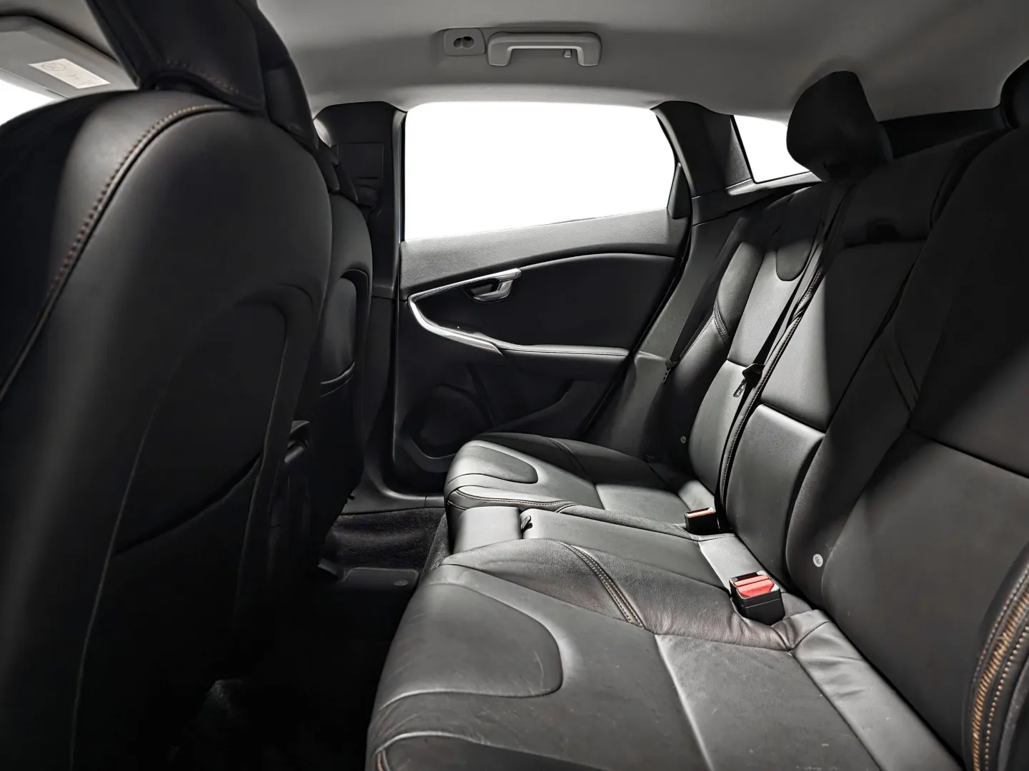 Autokuva 9 - INS-644