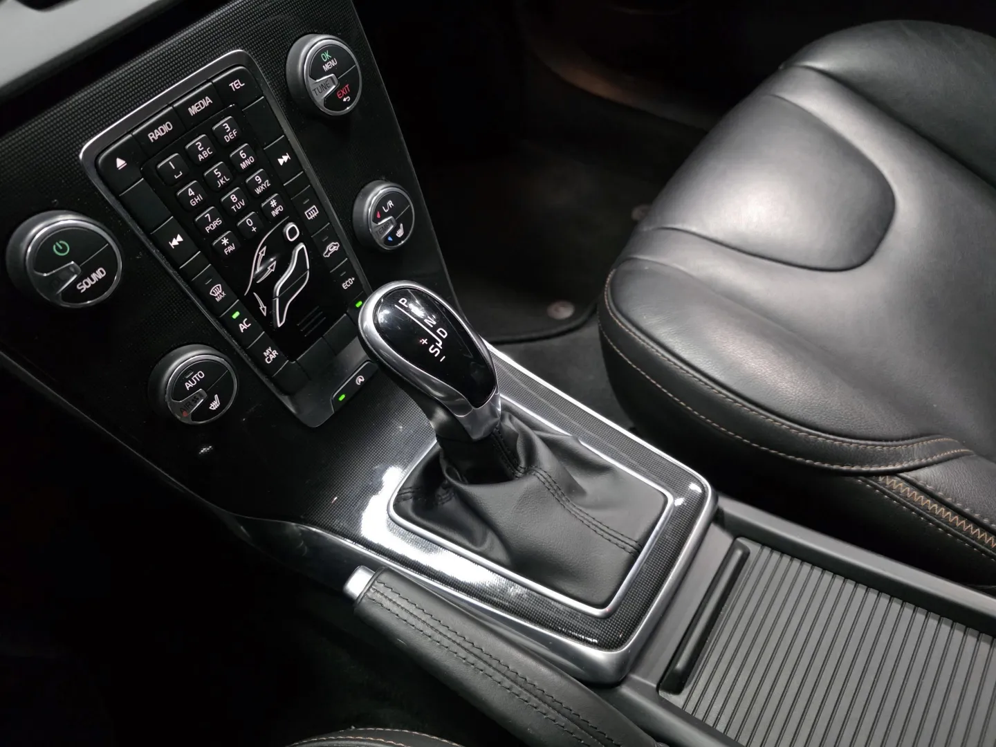 Autokuva 14 - INS-644