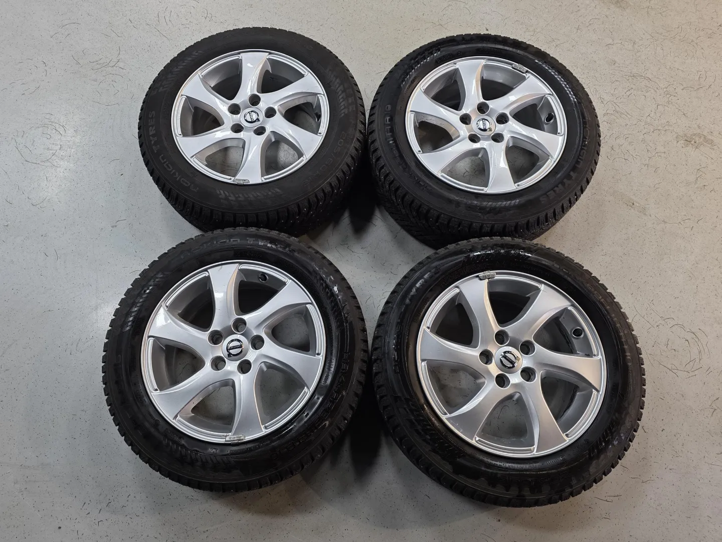 Autokuva 12 - INS-644