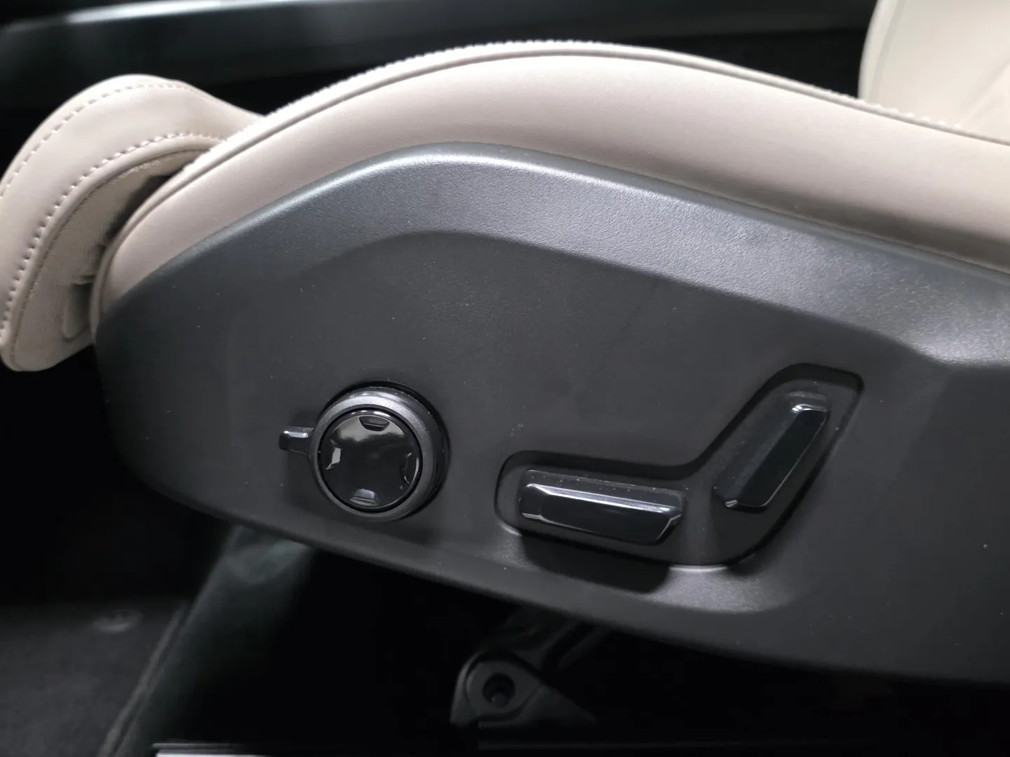 Autokuva 15 - ISR-585