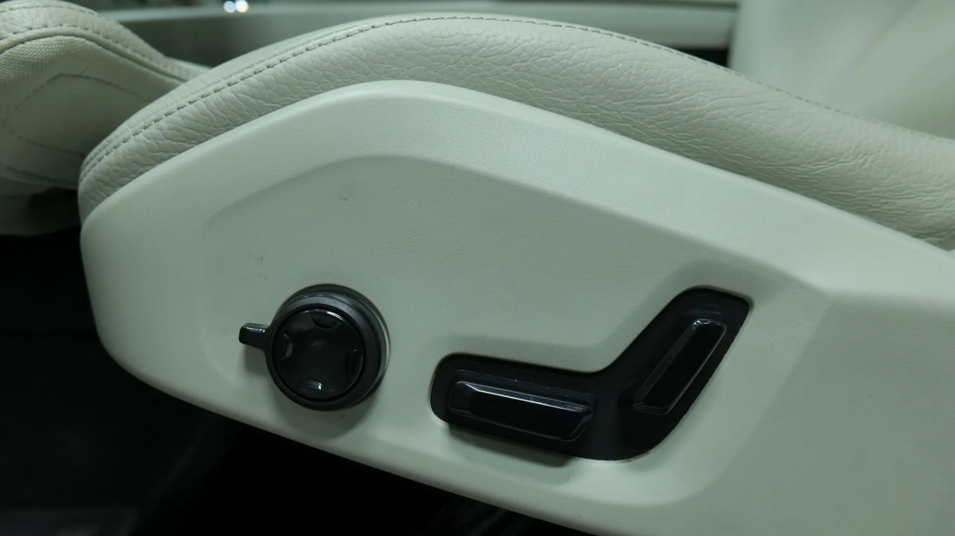 Autokuva 11 - IZF-697