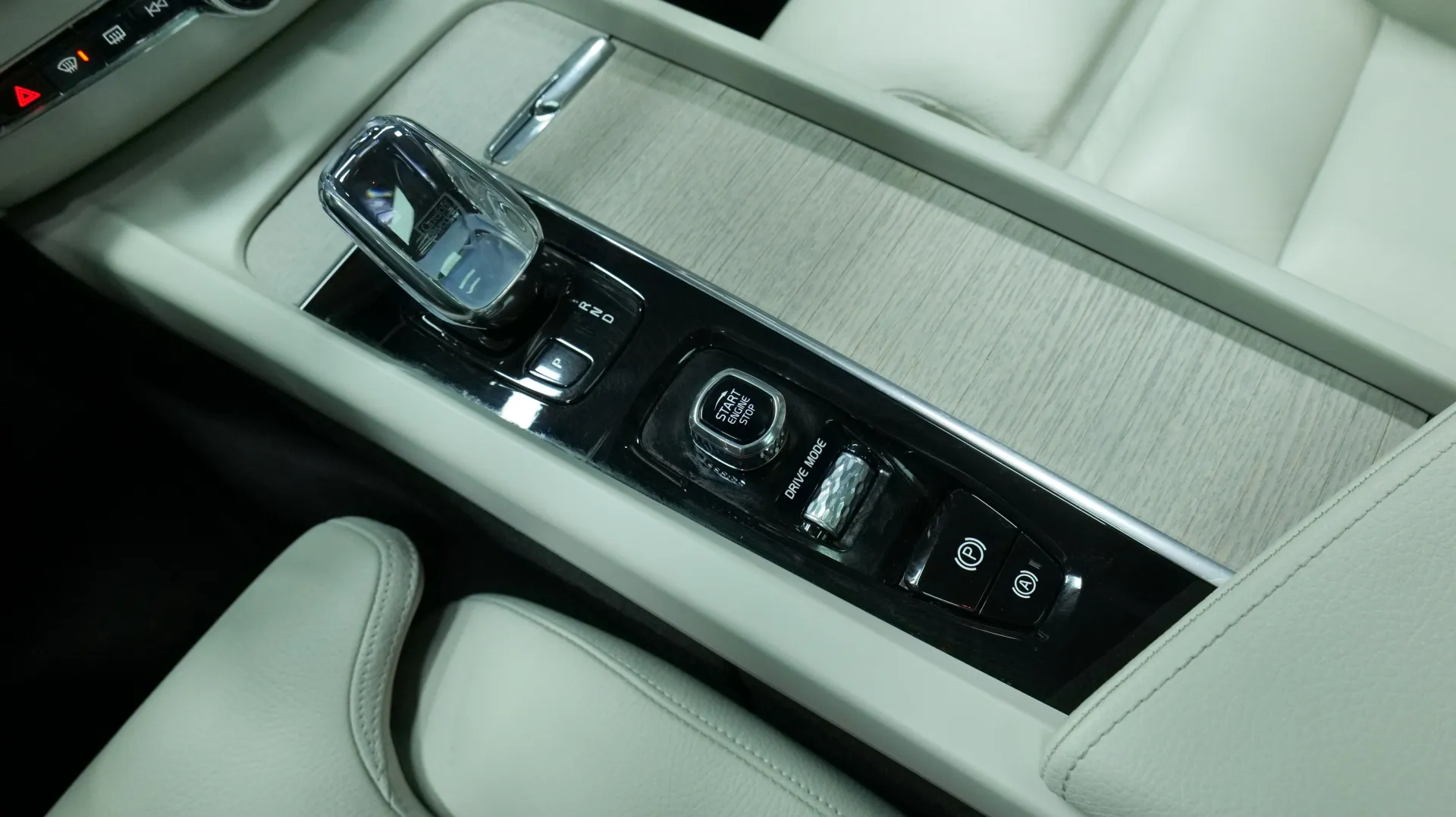 Autokuva 10 - IZF-697