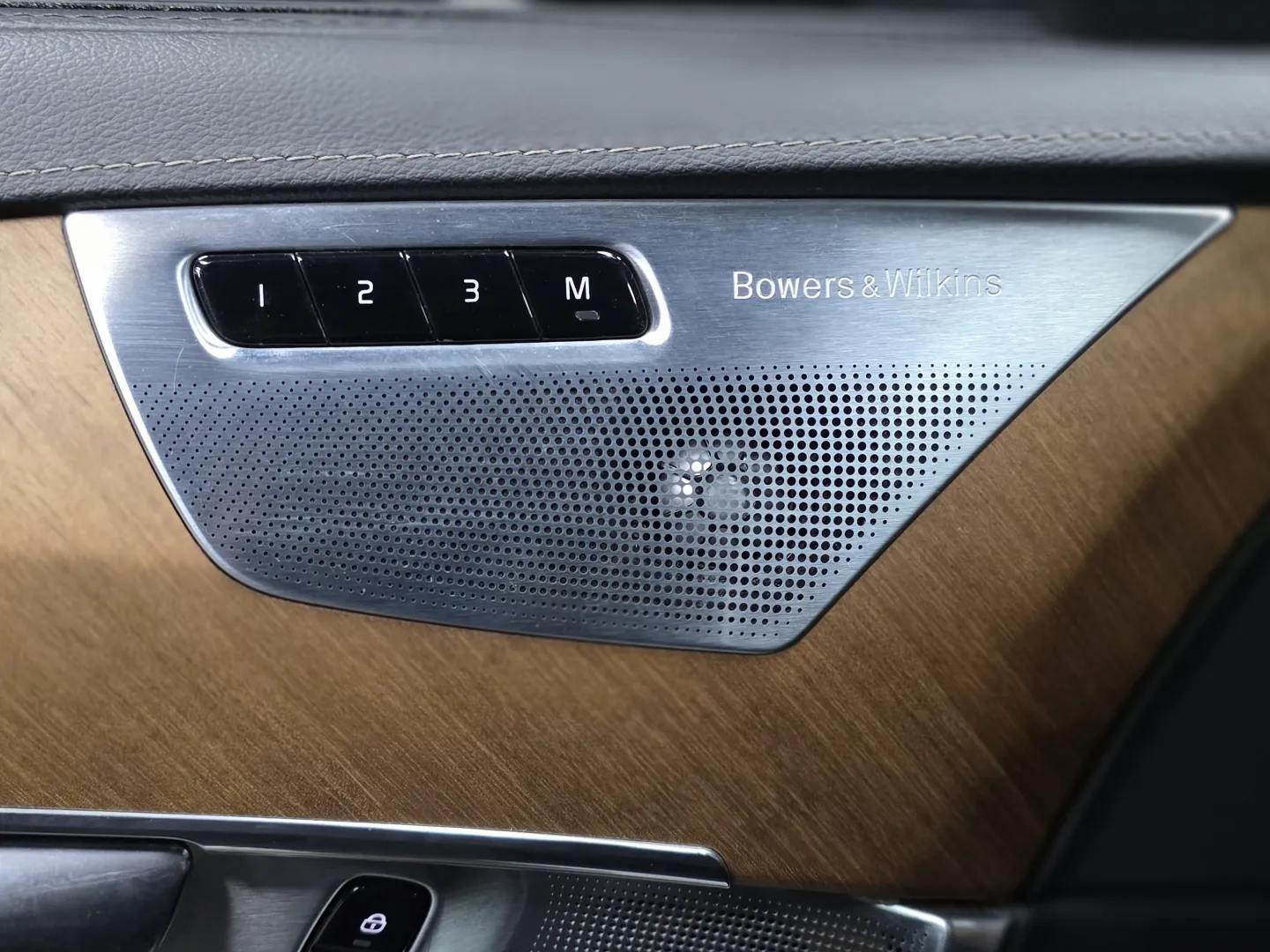 Autokuva 14 - JLL-366