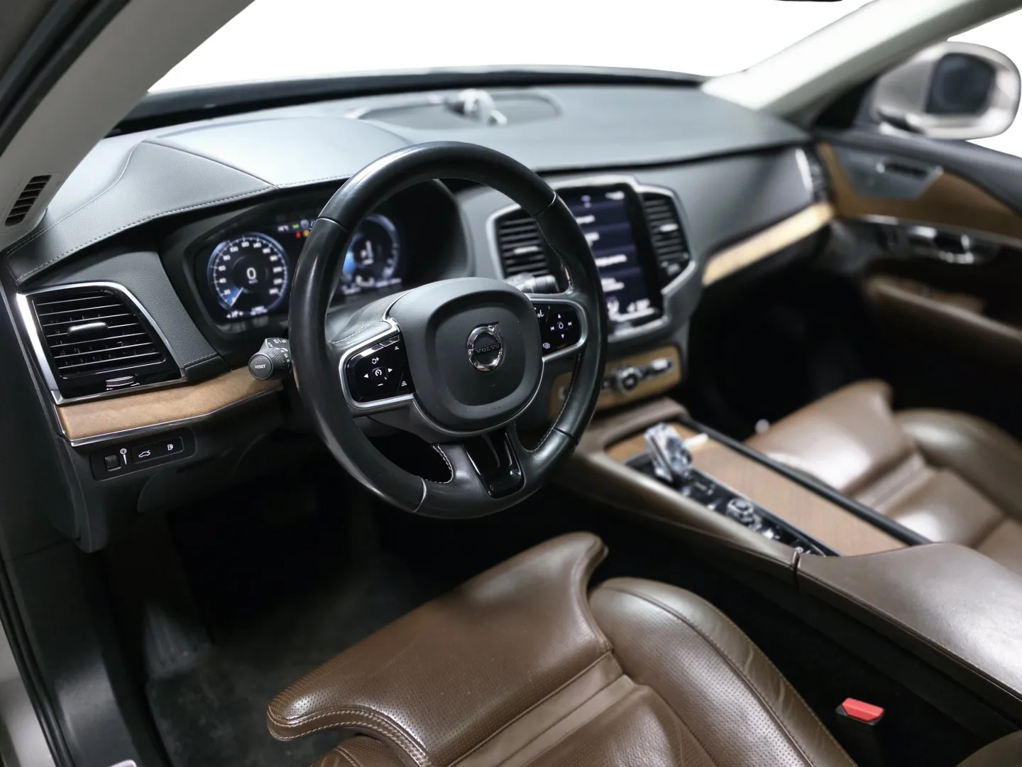 Autokuva 8 - JLL-366