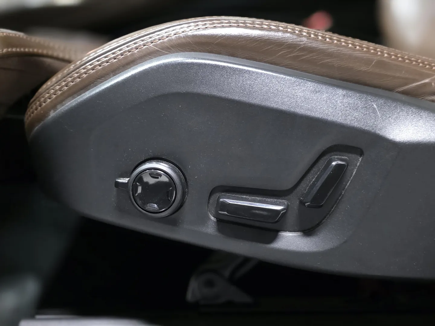 Autokuva 15 - JLL-366