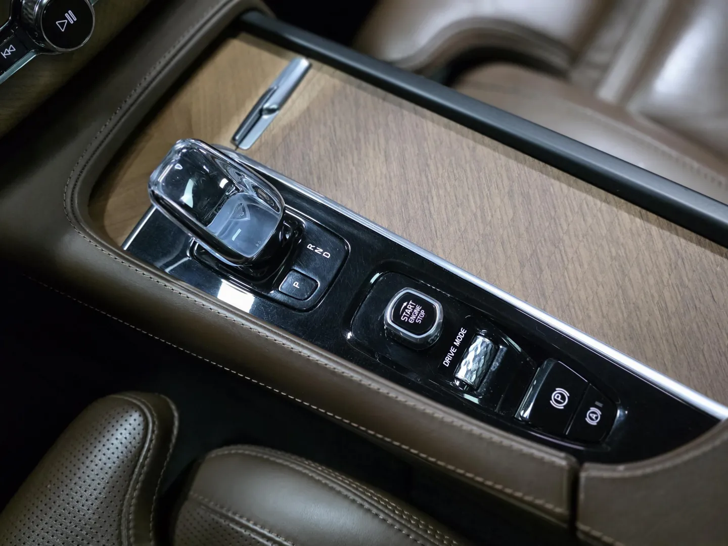 Autokuva 13 - JLL-366