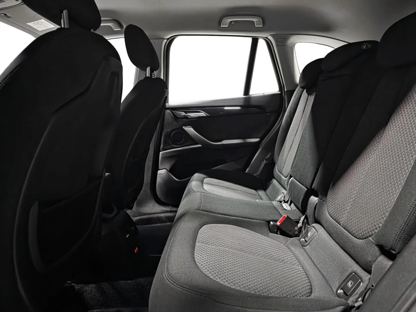 Autokuva 9 - JNJ-836