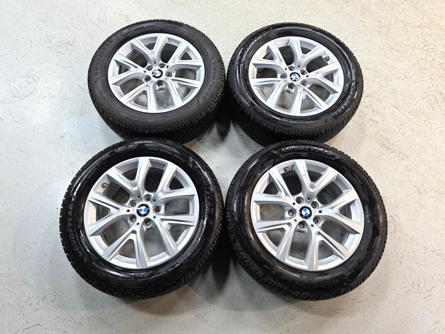 Autokuva 12 - JNJ-836