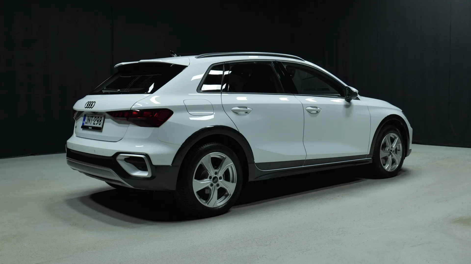 Autokuva 3 - JNT-298