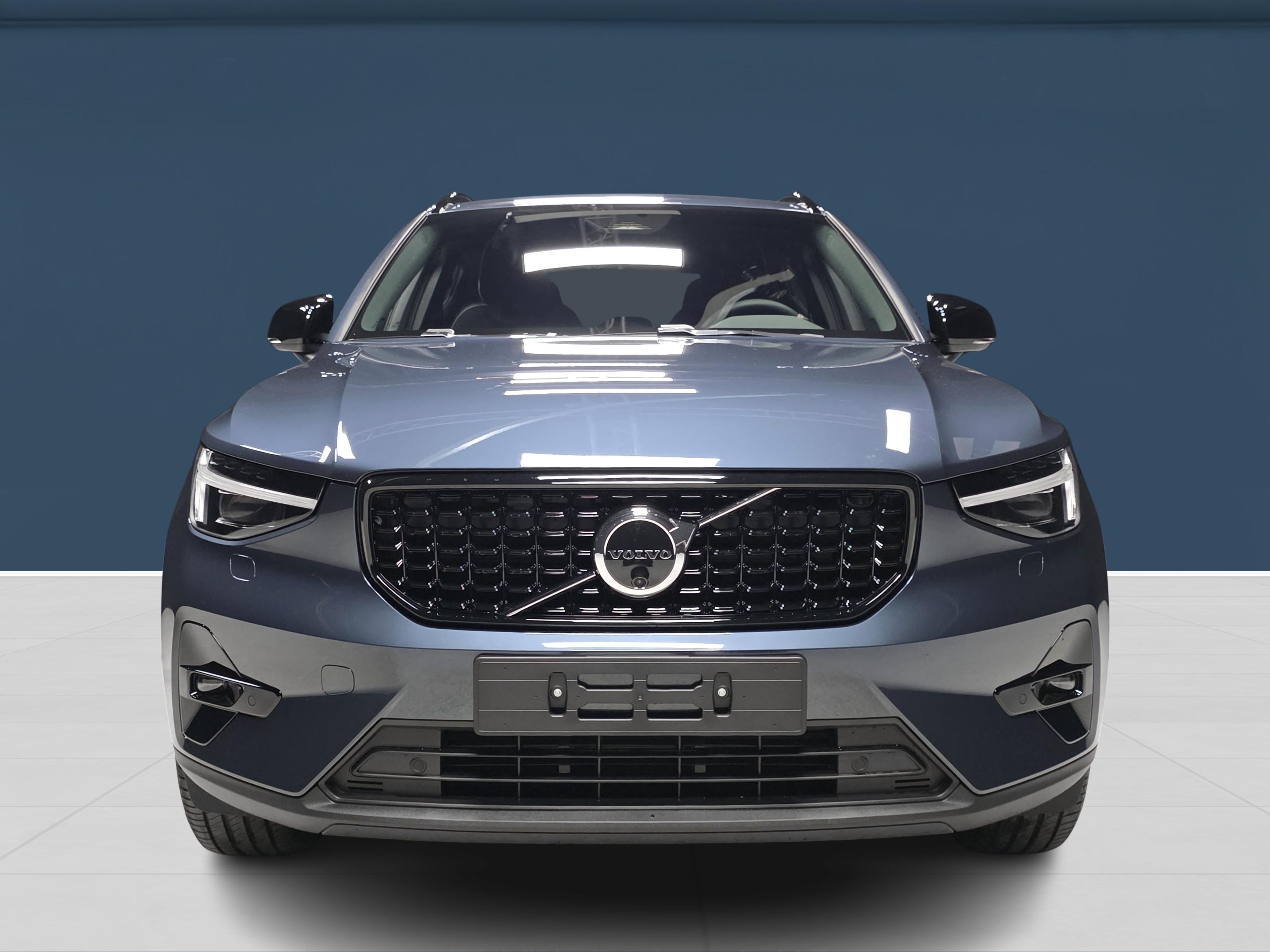 Volvo XC40 B3 MHEV Plus 2027, photo 2/14